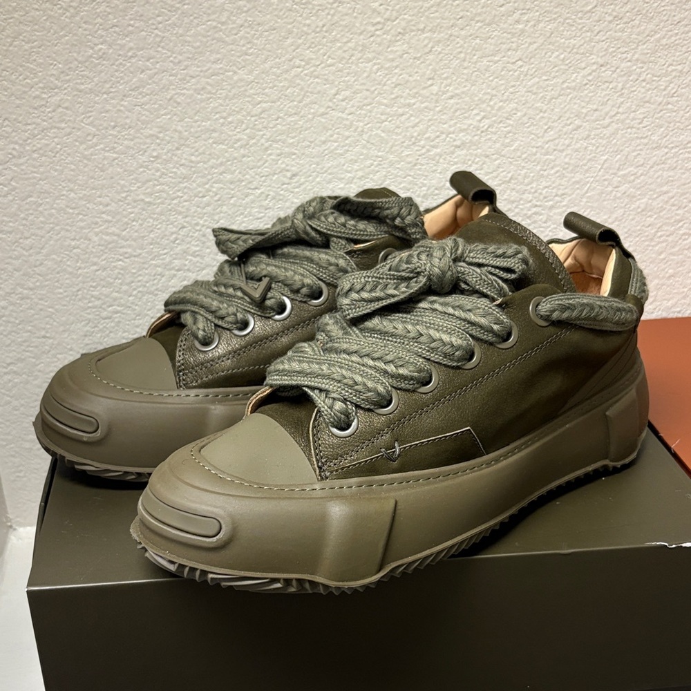 Valabasas. Brand new basically. Worn them one time. I prefer the orange ones lol